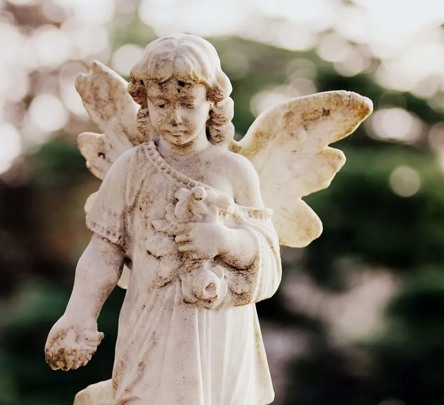 Steinerne Engelsfigur auf einem Friedhof